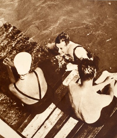 König Edward VIII. mit Freunden auf einem Floß, Riviera, 1933 von English Photographer